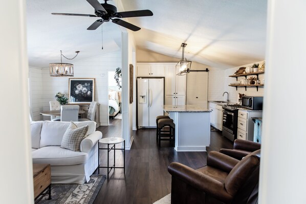 Smart-TV, Kamin, Bücher