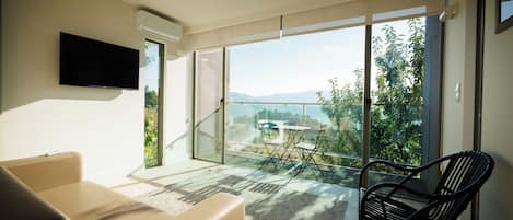 Suite, balcon, vue sur le vignoble | Vue de la chambre