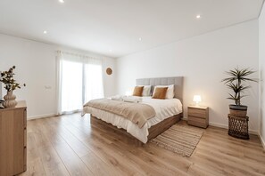 4 bedrooms, desk, iron/ironing board, travel crib