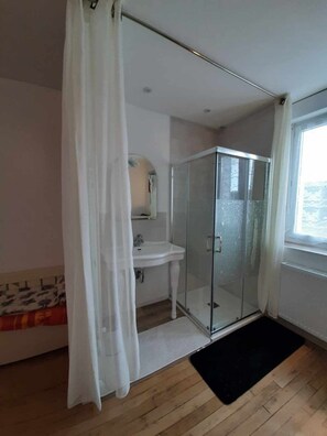 Dusche, Haartrockner, Handtücher, Toilettenpapier