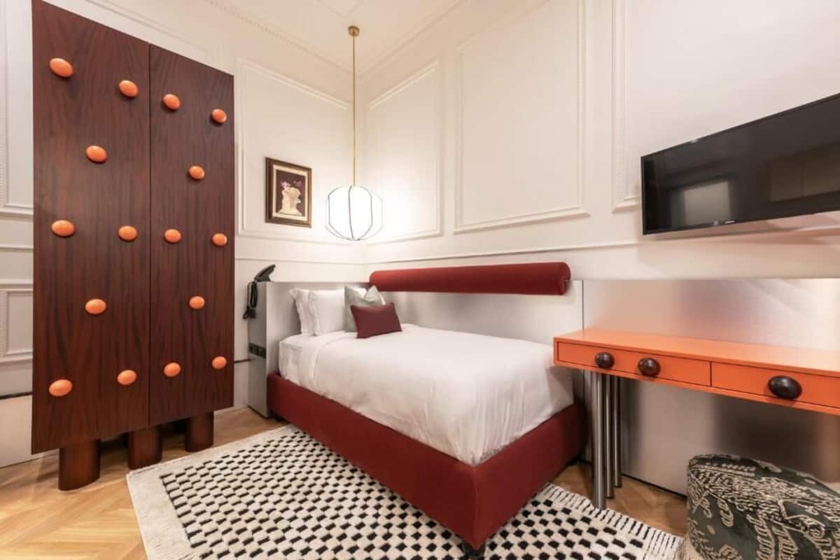 Single Room | 1 bedroom, blackout drapes, soundproofing, iron/ironing board