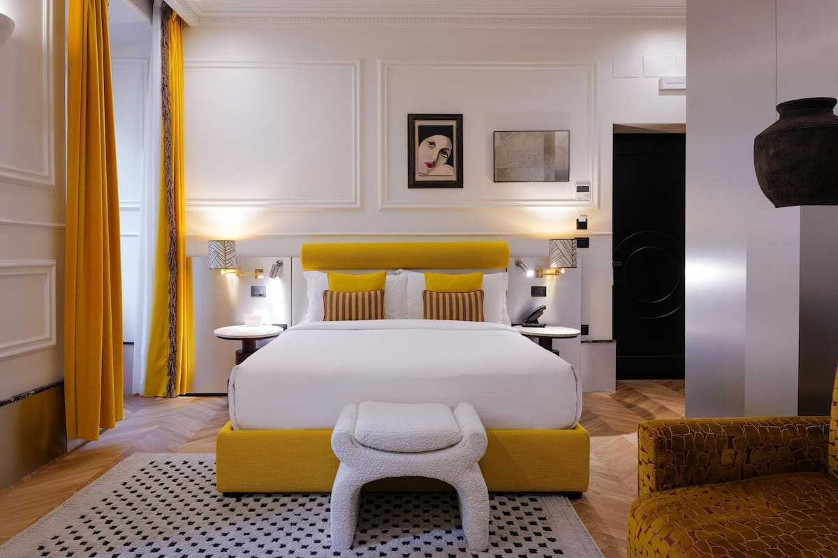 Junior Double or Twin Room | 1 bedroom, blackout drapes, soundproofing, iron/ironing board