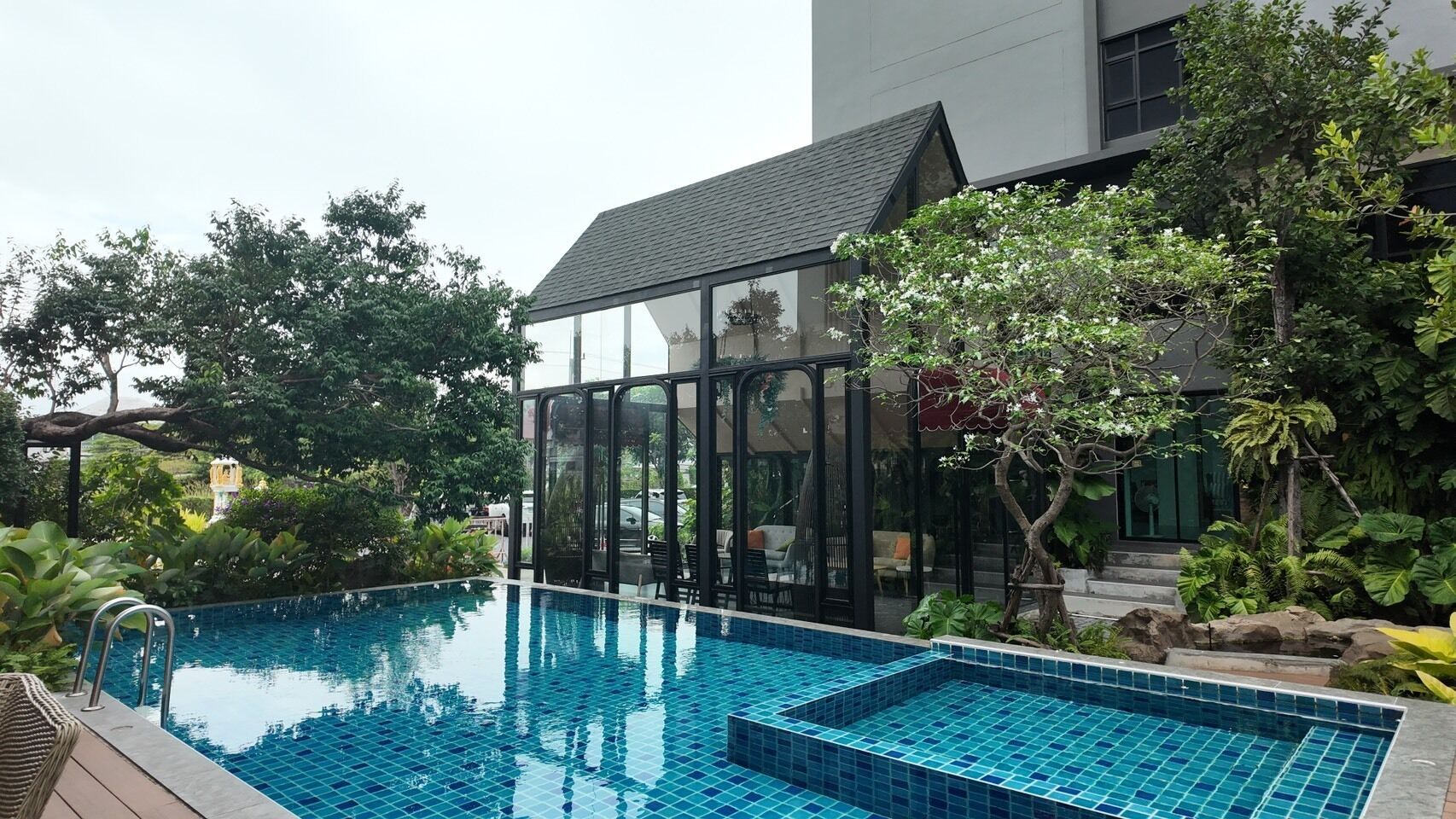 Una piscina al aire libre