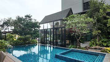 Una piscina al aire libre