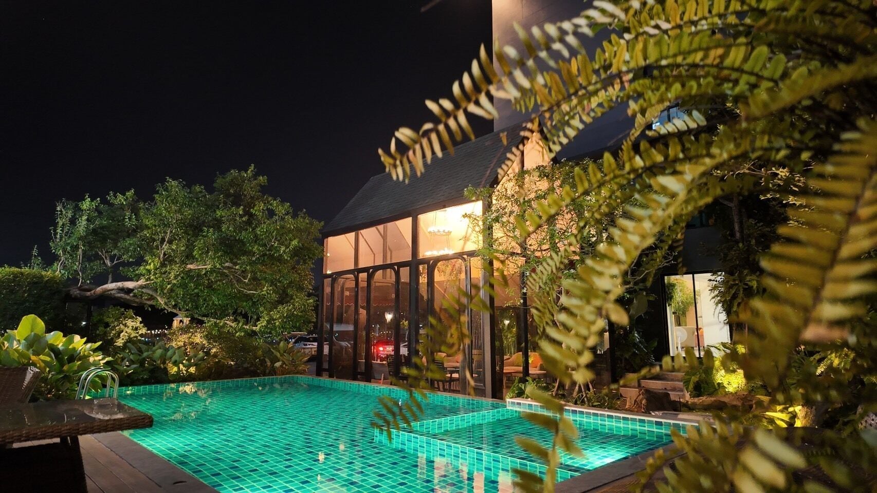 Una piscina al aire libre