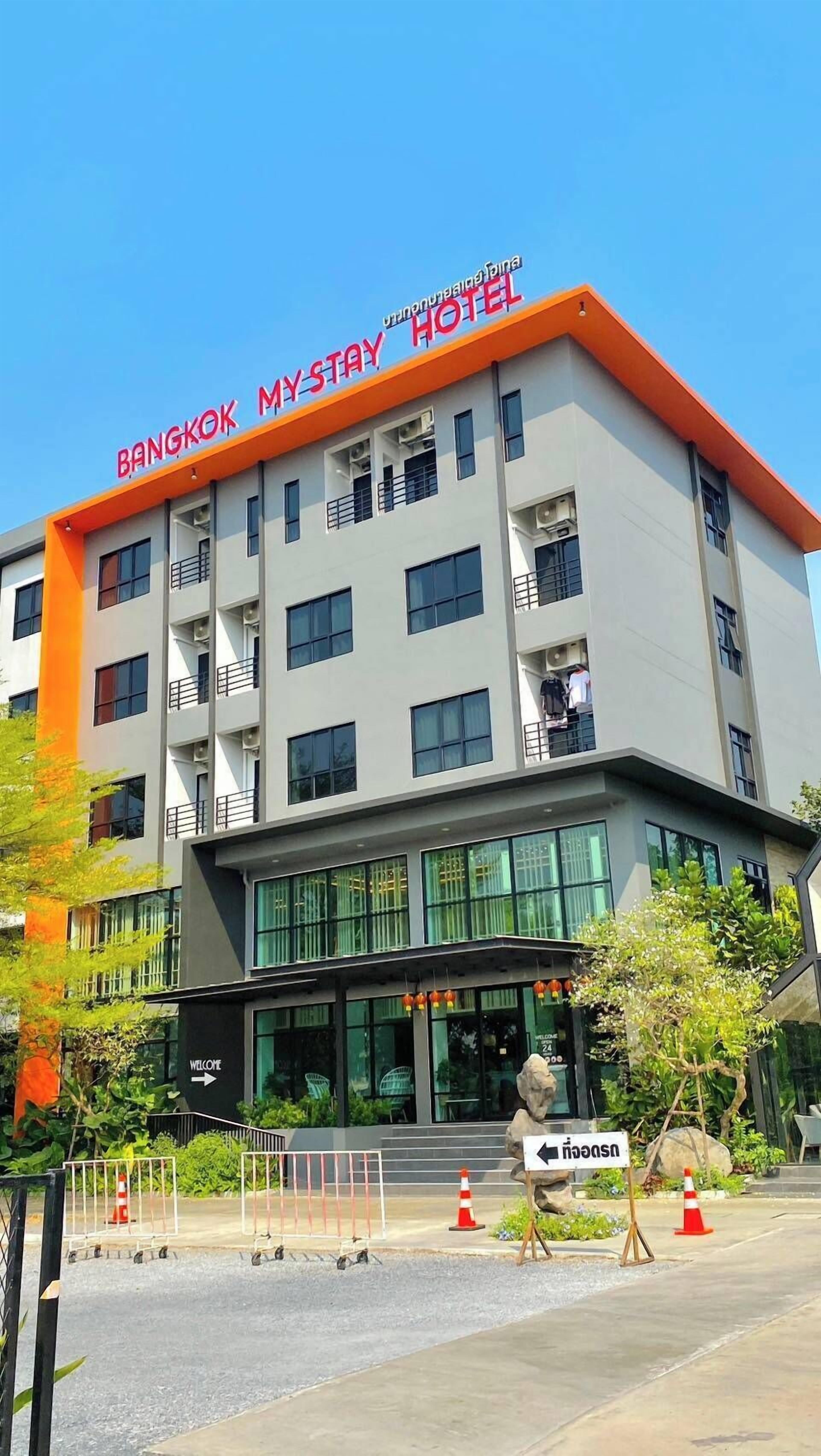 Un immeuble à plusieurs étages portant l’enseigne « Bangkok My Stay Hotel ».