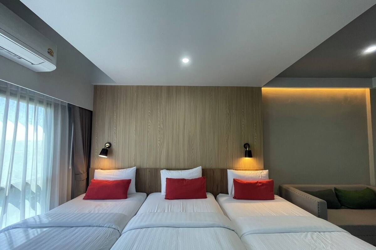 Habitación triple | Ropa de cama de alta calidad, colchones Select Comfort, escritorio