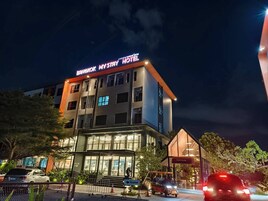 Un hotel moderno con un letrero llamativo que dice "Bangkok My Stay Hotel".