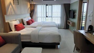 Driepersoonskamer | Luxe beddengoed, Select Comfort-bedden, individueel gedecoreerd