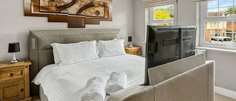 Schreibtisch, Bügeleisen/Bügelbrett, Reisekinderbett, WLAN