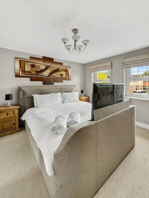 5 bedrooms, iron/ironing board, WiFi, bed sheets