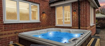 Sleeps 10 Large 5 bed house in Village location with garden & driveway!