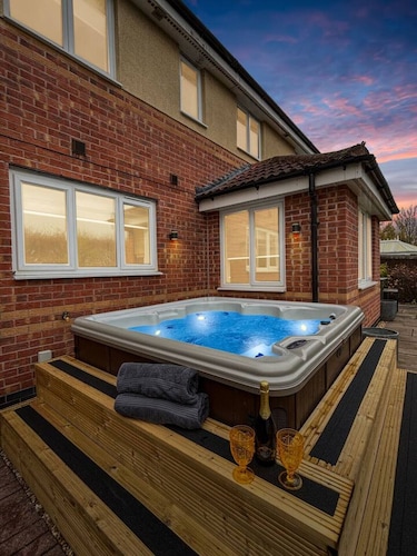 Sleeps 10 Large 5 bed house in Village location with garden & driveway!