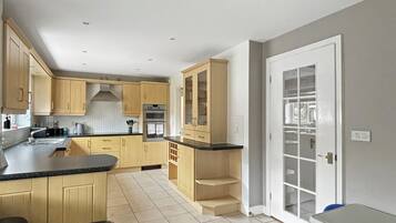 Køleskab, mikrobølgeovn, ovn, kogeplade