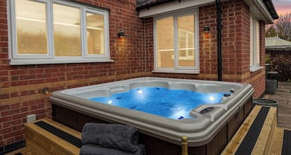 Large 5 Bedroom 3.5 Bathroom house garden/driveway hot tub