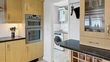 Køleskab, mikrobølgeovn, ovn, kogeplade