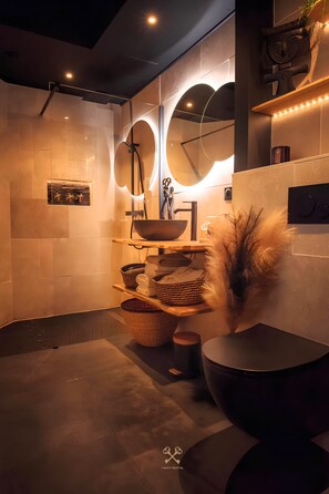 Shower, jetted tub, hair dryer, towels - VELVET & LEATHER - Luxurious Loveroom near Paris - Spa Sauna Secretroom Cinema  (Choisy-le-Roi)