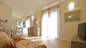 Une chambre d’hôtel équipée d’un lit, d’une télévision, d’un bureau et d’une kitchenette.