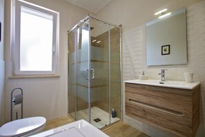Sèche-cheveux, bidet, serviettes fournies, savon