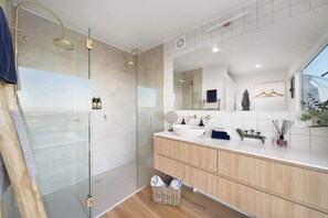 Douche, sèche-cheveux, serviettes fournies, shampoing