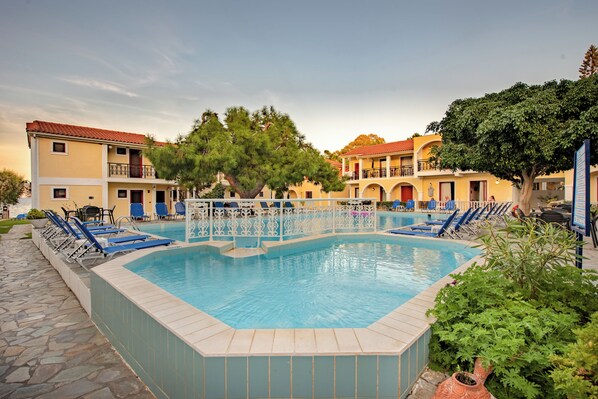 Seasonal outdoor pool - Iliessa Beach Hotel (Zakynthos)