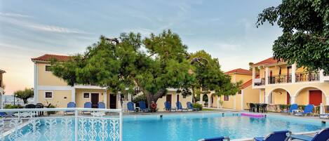 En säsongsöppen utomhuspool