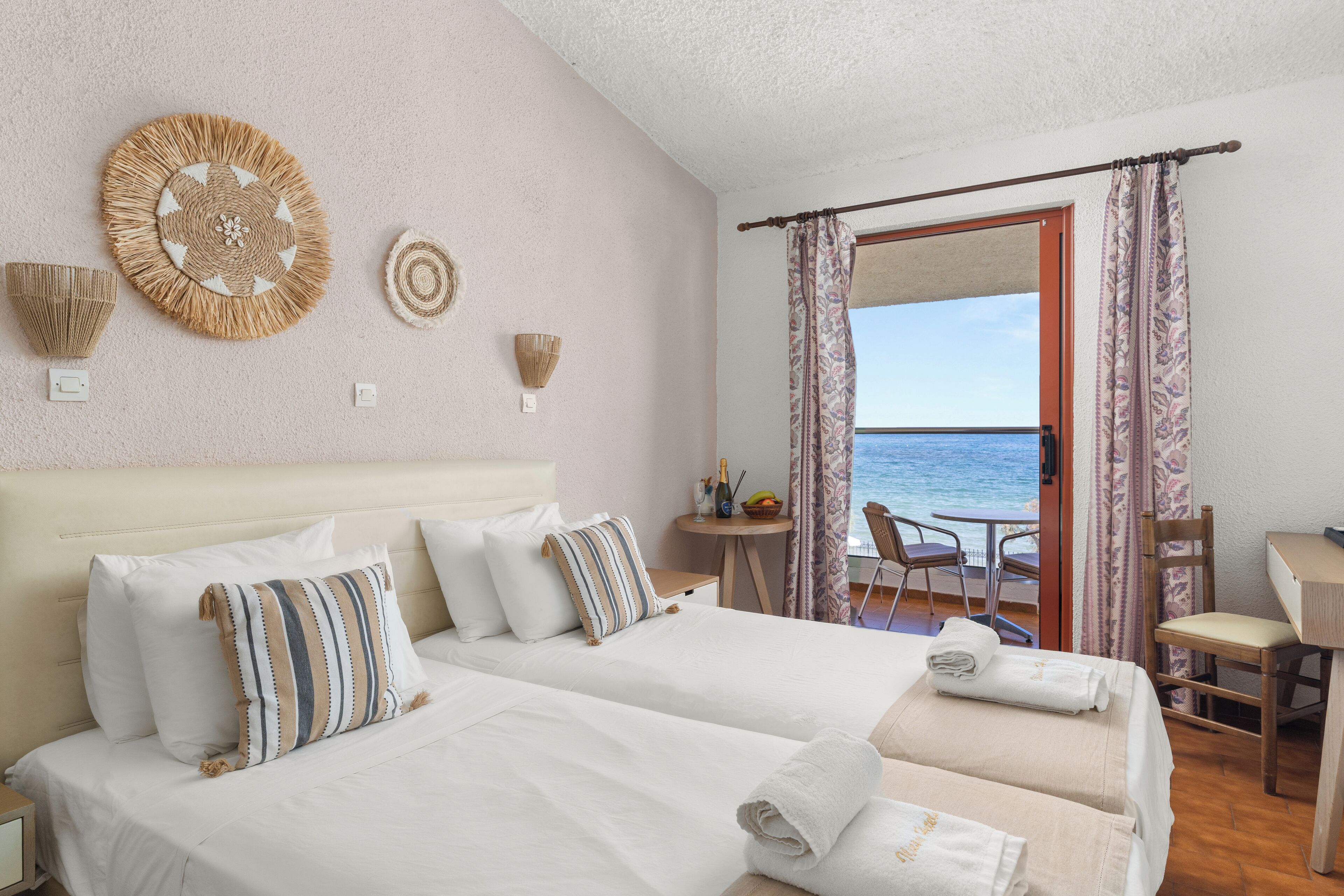 Habitación doble clásica, vista al mar | Cunas gratuitas, wifi gratis y ropa de cama 