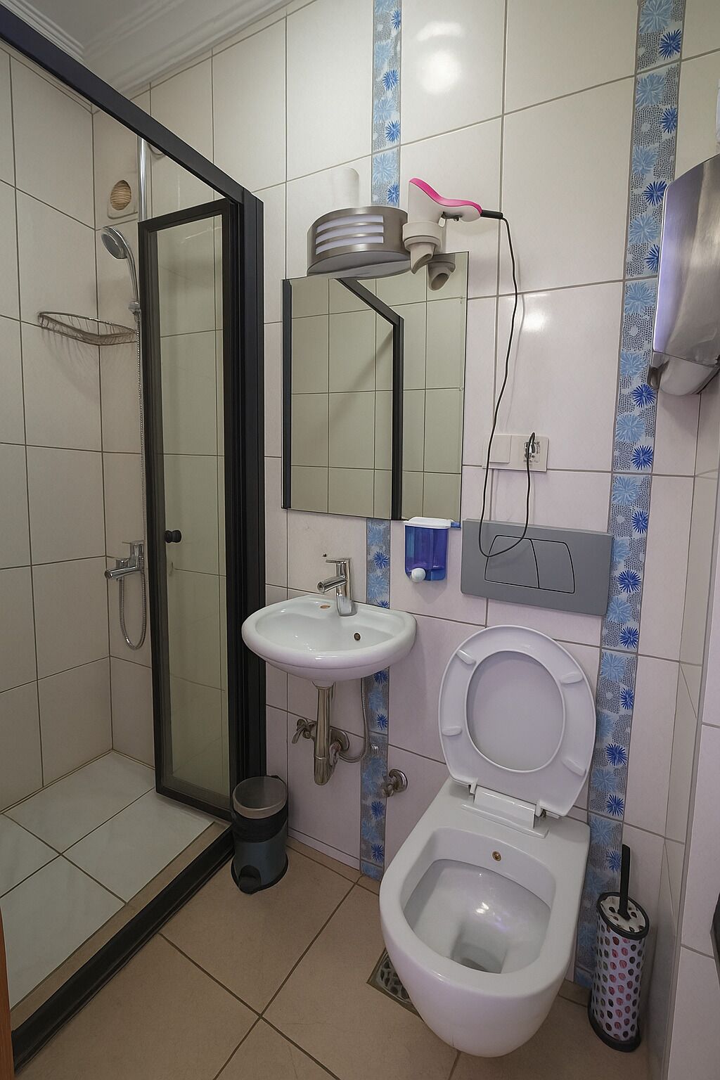 Klassieke Twin kamer | Badkamer | Een haardroger, handdoeken, zeep, shampoo
