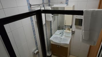 Comfort Double Room | Bathroom | Hair dryer, towels, soap, shampoo