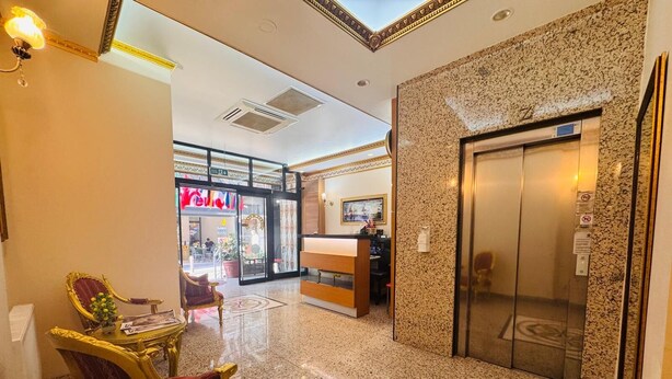A lobby with a reception desk, a reception area, and an elevator. - Esen Life Hotel  (Istanbul)