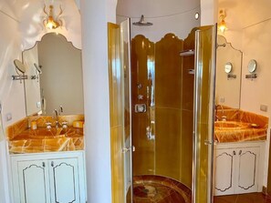 Free toiletries, bathrobes, slippers, towels - VILLA LE BASTE (Furore)