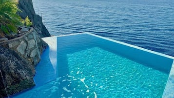 Una piscina al aire libre, una piscina climatizada