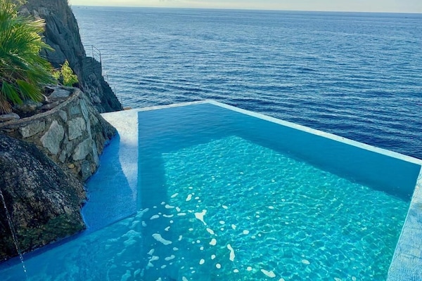 Piscina a l'aire lliure i piscina climatitzada