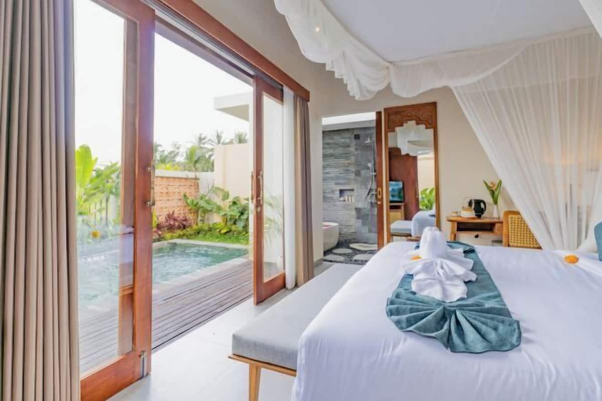 2 bedrooms, premium bedding, desk, laptop workspace