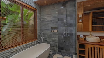 Badewanne und Dusche (separat), Haartrockner, Bademäntel, Hausschuhe
