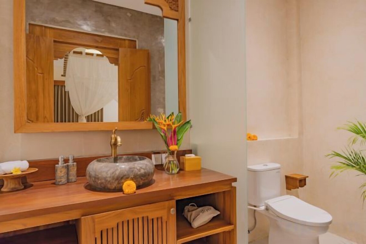 Badezimmer | Badewanne und Dusche (separat), Haartrockner, Bademäntel, Hausschuhe