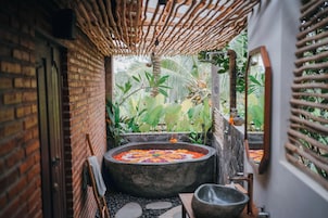 Couples treatment rooms, body treatments, aromatherapy