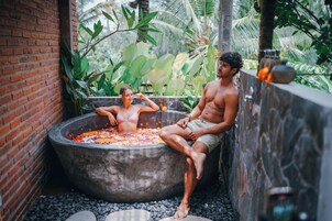 Couples treatment rooms, body treatments, aromatherapy