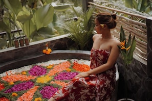 Indoor spa tub - Alankara Villa and Spa by Mahaprana (Tegallalang)