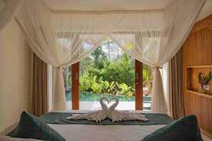Premium bedding, desk, laptop workspace, soundproofing - Alankara Villa and Spa by Mahaprana (Tegallalang)