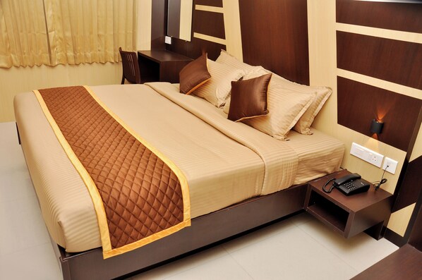 Deluxe Tek Büyük Yataklı Oda | Masa, dizüstü bilgisayar çalışma alanı, ücretsiz kablosuz İnternet 