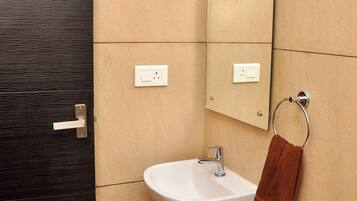 Doppia Deluxe | Bagno | Doccia, asciugamani, sapone, shampoo