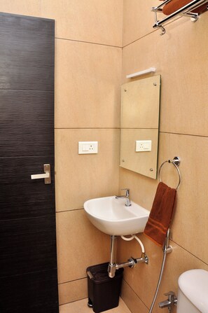 Deluxe Tek Büyük Yataklı Oda | Banyo | Duş, havlu, sabun, şampuan 