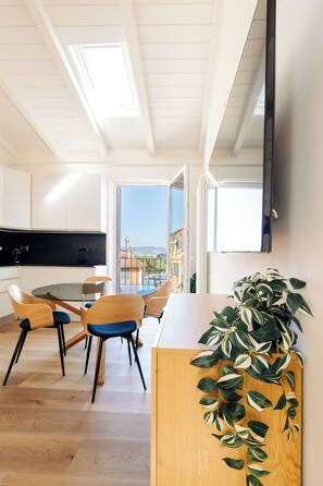 Deluxe appartement, terras, uitzicht op zee | Woonruimte | Een 32-inch flatscreentelevisie met kabelzenders en streamingdiensten