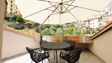 Appartement Deluxe, terrasse, vue mer | Terrasse/Patio