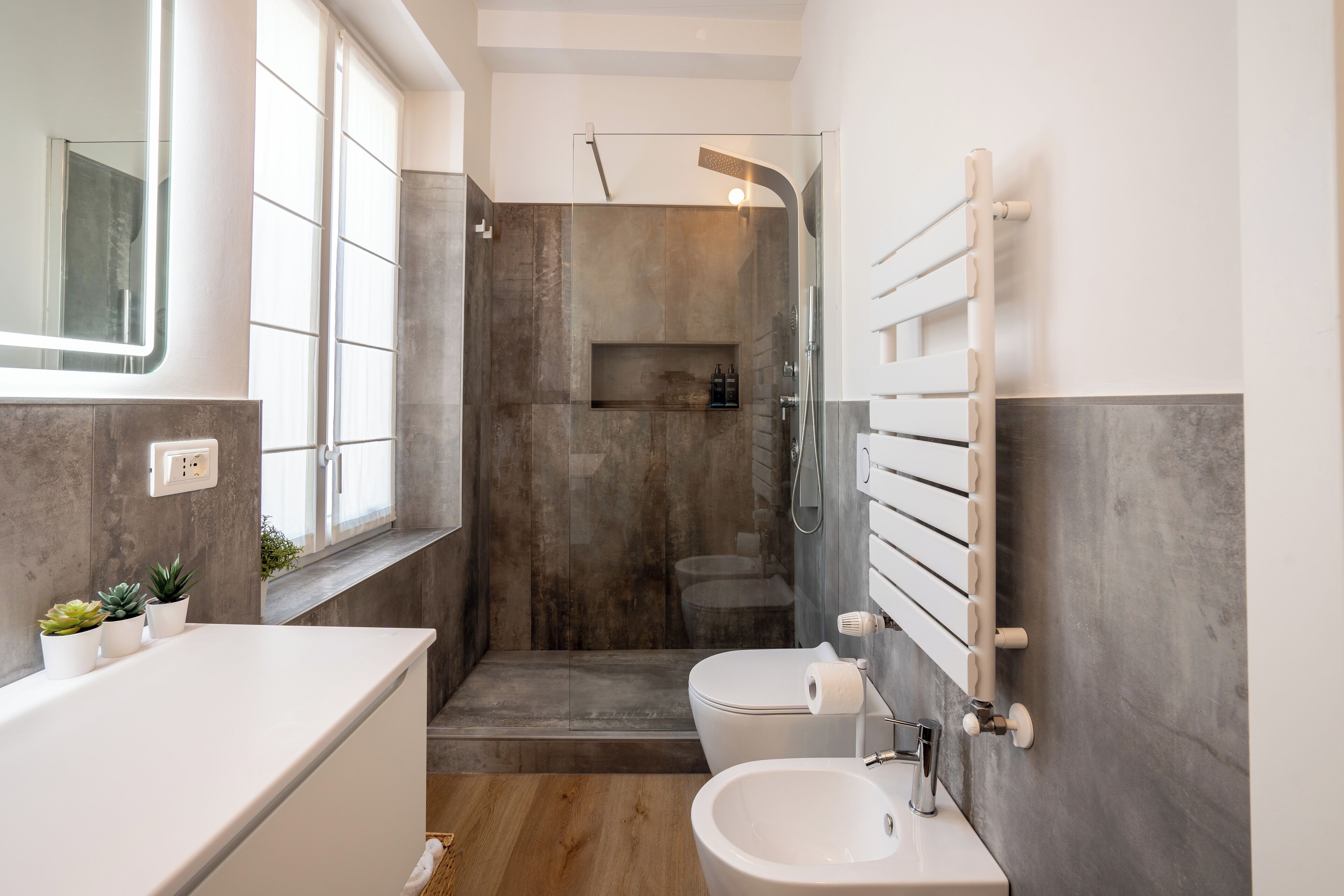 Un baño moderno con ducha, inodoro y lavabo.