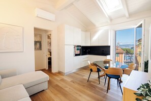 Appartement Deluxe, terrasse, vue sur la mer | Aire de séjour | Téléviseur à écran plat de 32 po avec télévision par câble