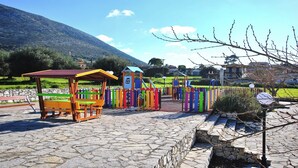 Ein Spielplatz mit bunten Spielgeräten und einem Picknicktisch.