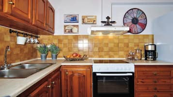 Refrigerador, horno, parrilla de estufa y cafetera y tetera