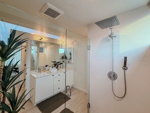 Hair dryer, towels - Hilltop Home w/ HotTub+Rooftop+Water+Stadium Views (Seattle)